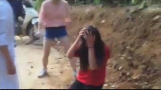 choang-vang-canh-nu-sinh-danh-dap-bat-ban-quy-xin-