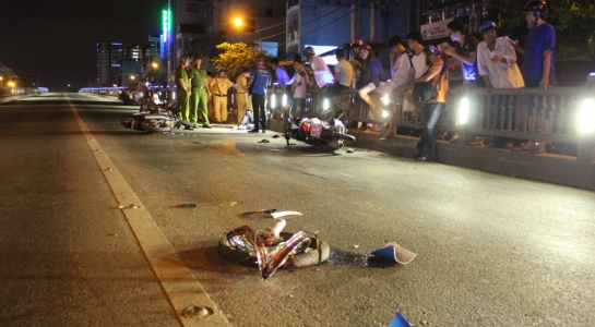 va_cham_lien_hoan_4_xe_may_nam_rai_rac_tren_cau_vu