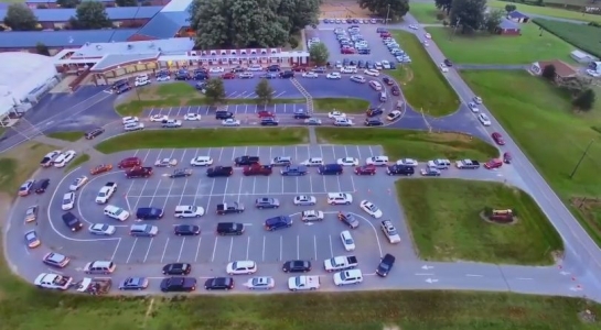 cach_nguoi_my_xep_hang_khi_cho_con_toi_truong_5081