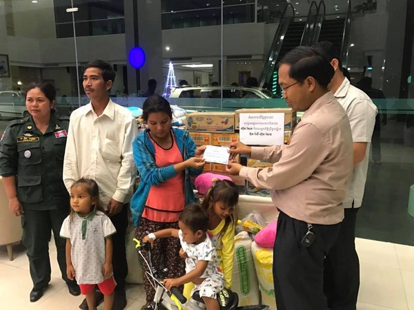 Hinh-anh-moi-nhat-cua-be-trai-Campuchia-bi-chich-d