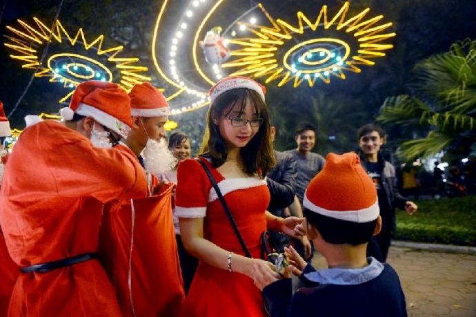 nguoi-dan-ha-noi-sai-gon-ra-duong-don-noel-1630779