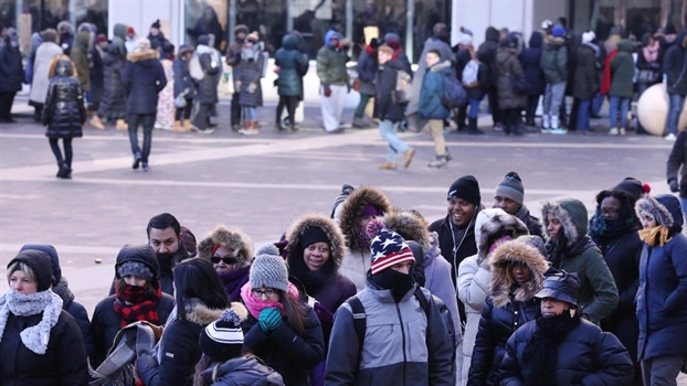 ct-thousands-line-up-for-tickets-to-president--002