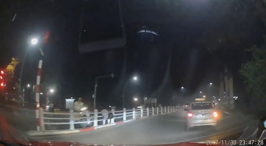 co_ne_csgt_thanh_nien_di_xe_may_nam_vat_veo_tren_d