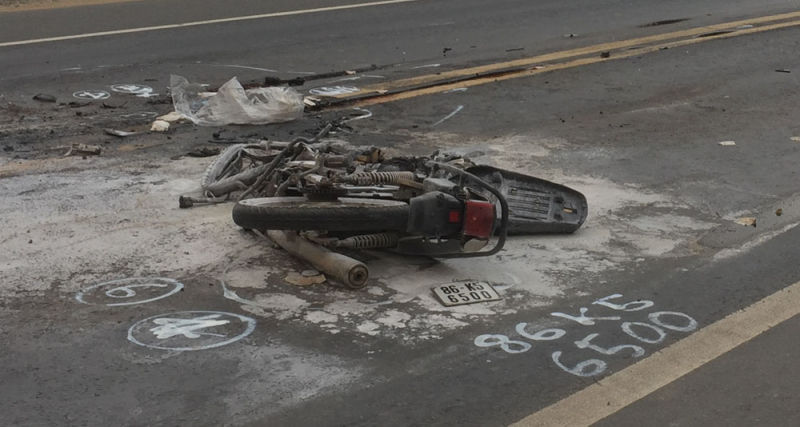 thieu-nien-thiet-mang-sau-va-cham-voi-xe-tai-1