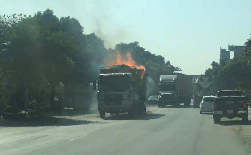 xe-tai-cho-hang-boc-chay