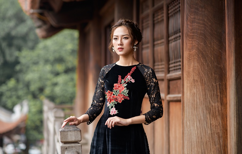 Chất liệu nhung trên bộ áo dài này khiến cô thiếu