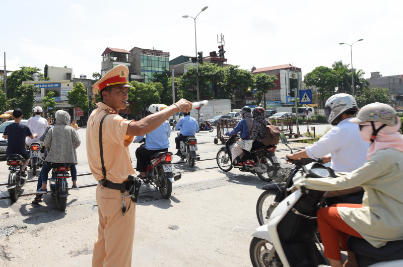 C&aacute;n bộ đội CSGT số 5 đảm bảo TTGT tại vị tr&iacute;  đườn