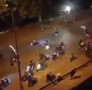 Clip h&agrave;ng chục thanh ni&ecirc;n cầm c&acirc;y gắn dao ph&oacute;ng lợ