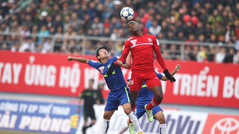 HAGL (xanh) l&eacute;p vế trước Hải Ph&ograve;ng