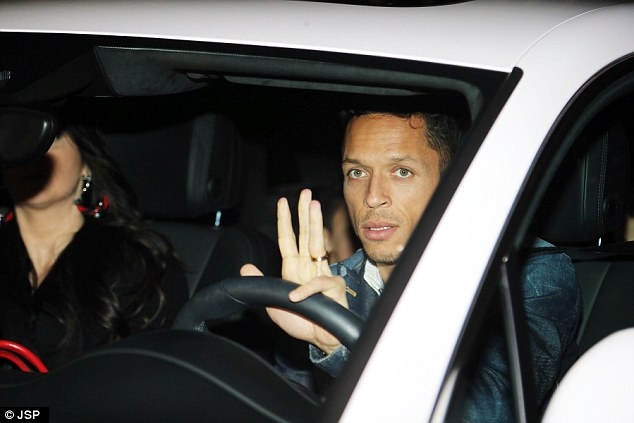 Adriano ra hiệu ch&agrave;o ph&oacute;ng vi&ecirc;n