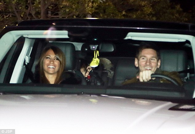 Messi c&ugrave;ng bạn g&aacute;i Antonella Roccuzzo v&agrave; con trai 