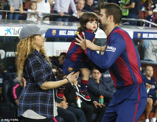 Shakira v&agrave; b&eacute; Milan trong một lần đến s&acirc;n cổ vũ Pi