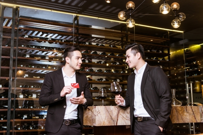 Tấm thẻ đỏ mang lại ưu đãi vượt trội cho chủ sở hữ