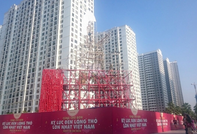 Đ&egrave;n lồng Thỏ Vọng Nguyệt đang được thi c&ocirc;ng chuẩn 