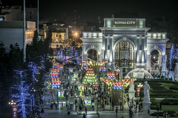 Trung thu 2015, con đường đ&egrave;n lồng tại Royal City 