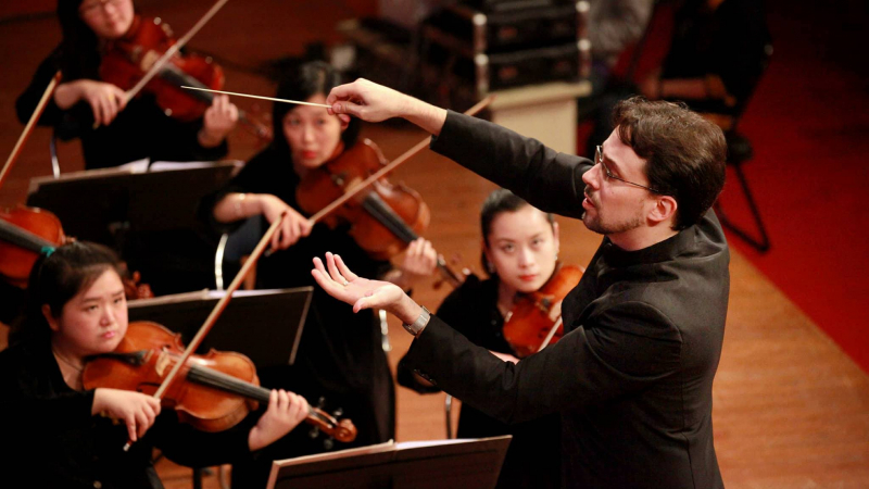 Nhạc trưởng Olivier từng dẫn dắt d&agrave;n giao hưởng qu