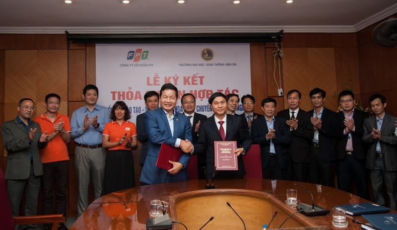 Chủ tịch FPT Trương Gia B&igrave;nh v&agrave; Hiệu trưởng ĐH GTV