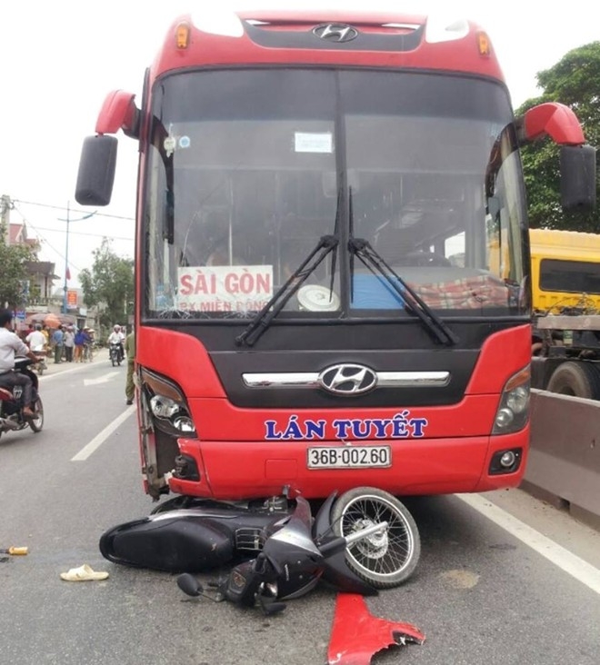 thai-phu-sap-sinh-bi-xe-khach-keo-le-tren-duong