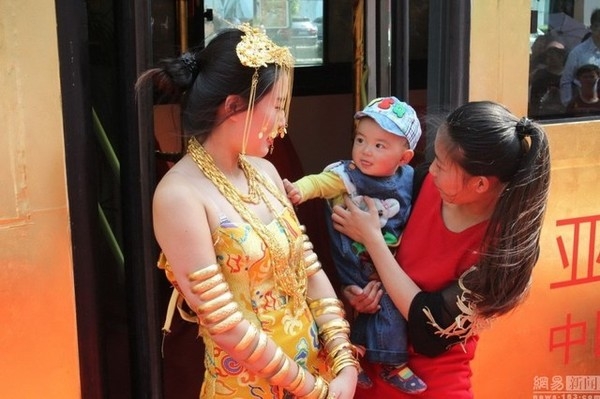 la-lung-chiec-xe-buyt-cho-nguoi-len-de-tim-vang-1