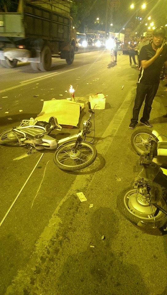 bi-thuong-nguoi-cha-doi-tu-tu-khi-thay-thi-the-con