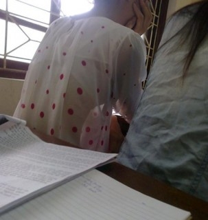 nhuc-mat-voi-trang-phuc-di-hoc-ho-hang-cua-nu-sinh