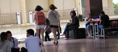 nhuc-mat-voi-trang-phuc-di-hoc-ho-hang-cua-nu-sinh