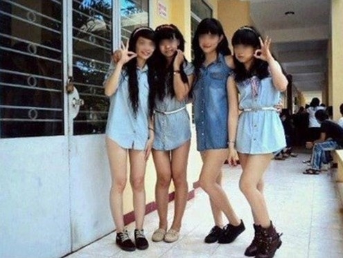 nhuc-mat-voi-trang-phuc-di-hoc-ho-hang-cua-nu-sinh