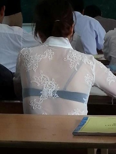 nhuc-mat-voi-trang-phuc-di-hoc-ho-hang-cua-nu-sinh