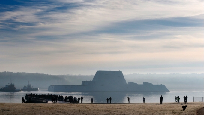 zumwalt-trong-luong-15-nghin-tan-chieu-dai-len-toi
