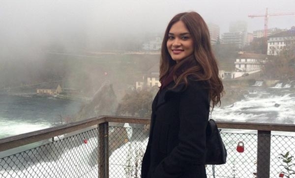 can-canh-nhan-sac-that-sau-anh-den-san-khau-cua-ta