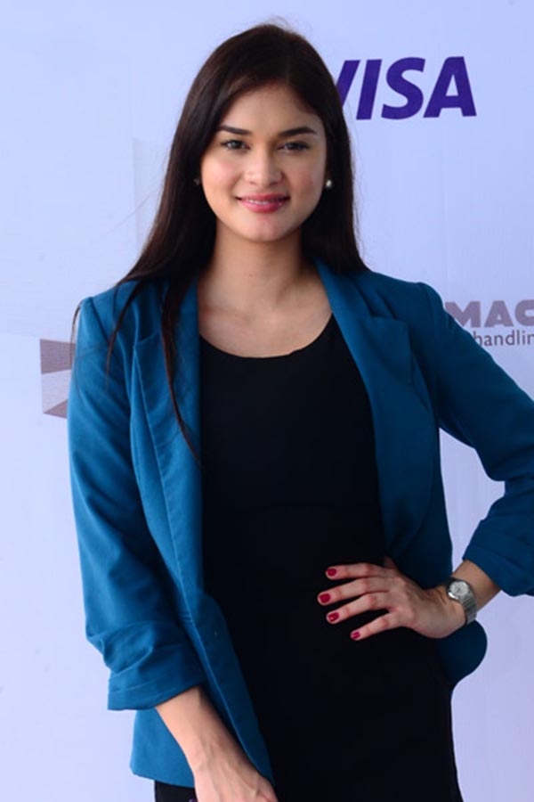 can-canh-nhan-sac-that-sau-anh-den-san-khau-cua-ta