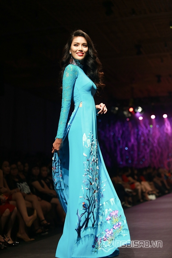 ao-dai-cua-lan-khue-ban-dau-gia-an-dut-pham-huong0