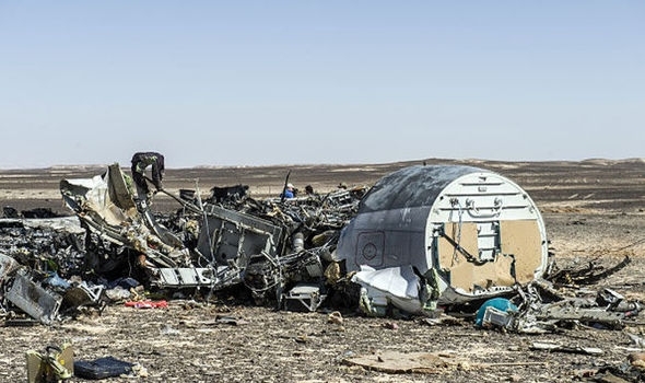 tho-co-khi-may-bay-ai-cap-bi-nghi-la-nguoi-dat-bom