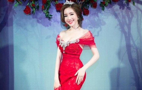 1460336425-elly-tran-lan-dau-khoe-vong-eo-54-khien