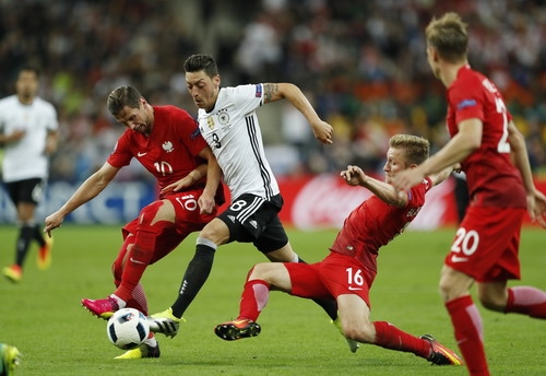 duc--ba-lan-00-xe-tang-bi-can-buoc