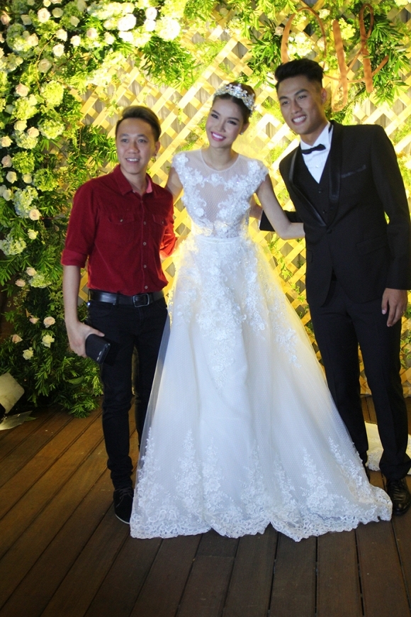 dam-cuoi-mac-hong-quan-a8-ngoisao.vn