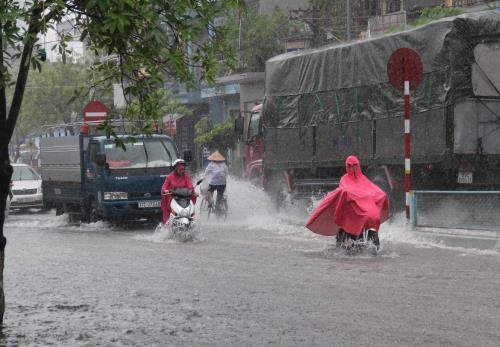 142542_thai-binh-mua-lon-nhieu-tuyen-pho-hoa-song-