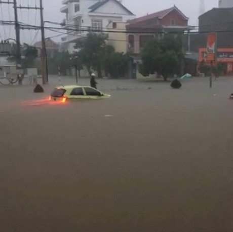 nhung-hinh-anh-gay-soc-trong-mua-lu-bien-quang-bin