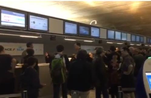 khach phan nan tai san bay phap khi bi huy chuyen 