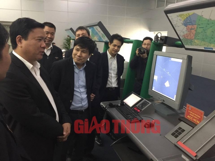 Bo truong chuc mung kip truc dieu hanh bay xu ly s