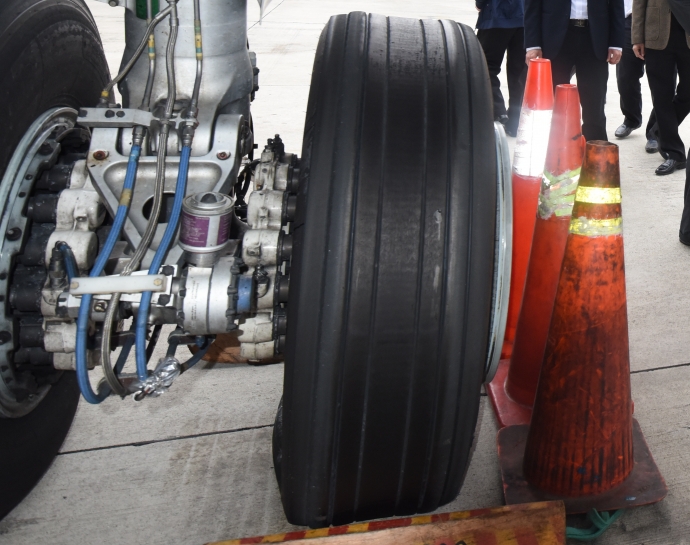 may - bay - vietnam - airlines - xit - lop