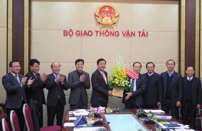 chuc mung tan uy vien Bo chinh tri Dinh La Thang