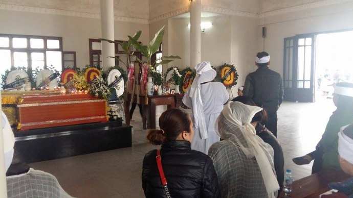 đ&aacute;m ma nạn nh&acirc;n vụ xe Camry đi&ecirc;n ở &Aacute;i Mộ, Long Bi&ecirc;