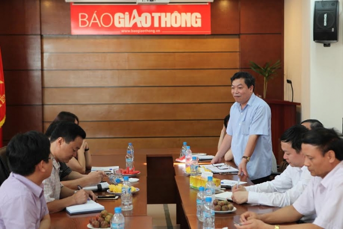 Ban Dang lam viec voi bao giao thong