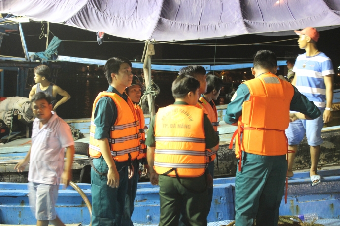 cuu ho chim tau song han, 30 khach rot xuong song