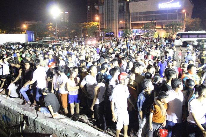 nguoi dan dung xem dong nghet tren bo song han