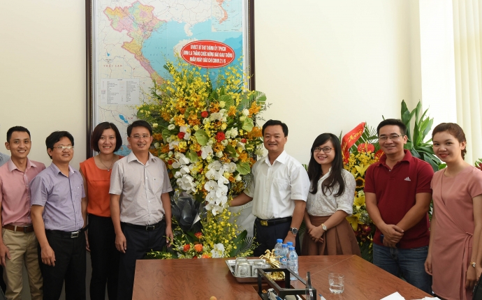 hoa chuc mung cua Bi thu thanh uy Dinh La Thang 