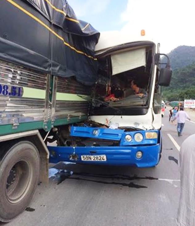 xe khach mat phanh tren deo bao loc 