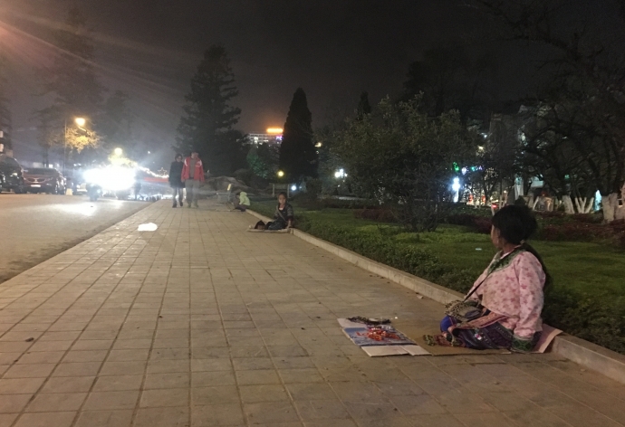 những b&eacute; g&aacute;i ở chợ đ&ecirc;m Sapa