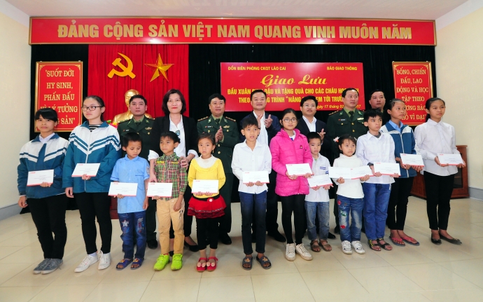 nang buoc em toi truong - bao giao thong